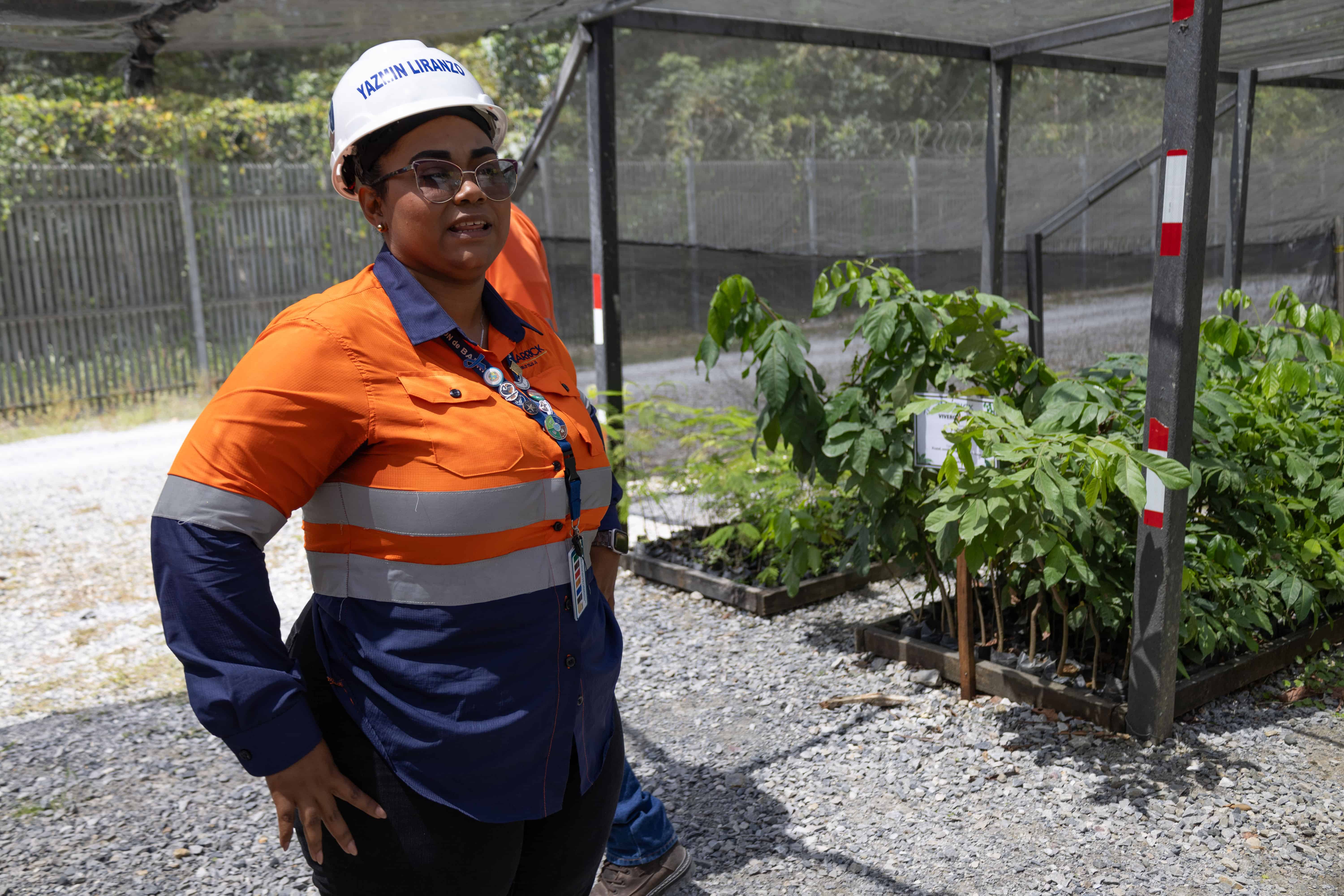 Yasmin Liranzo, del &aacute;rea de biodiversidad de Barrick.