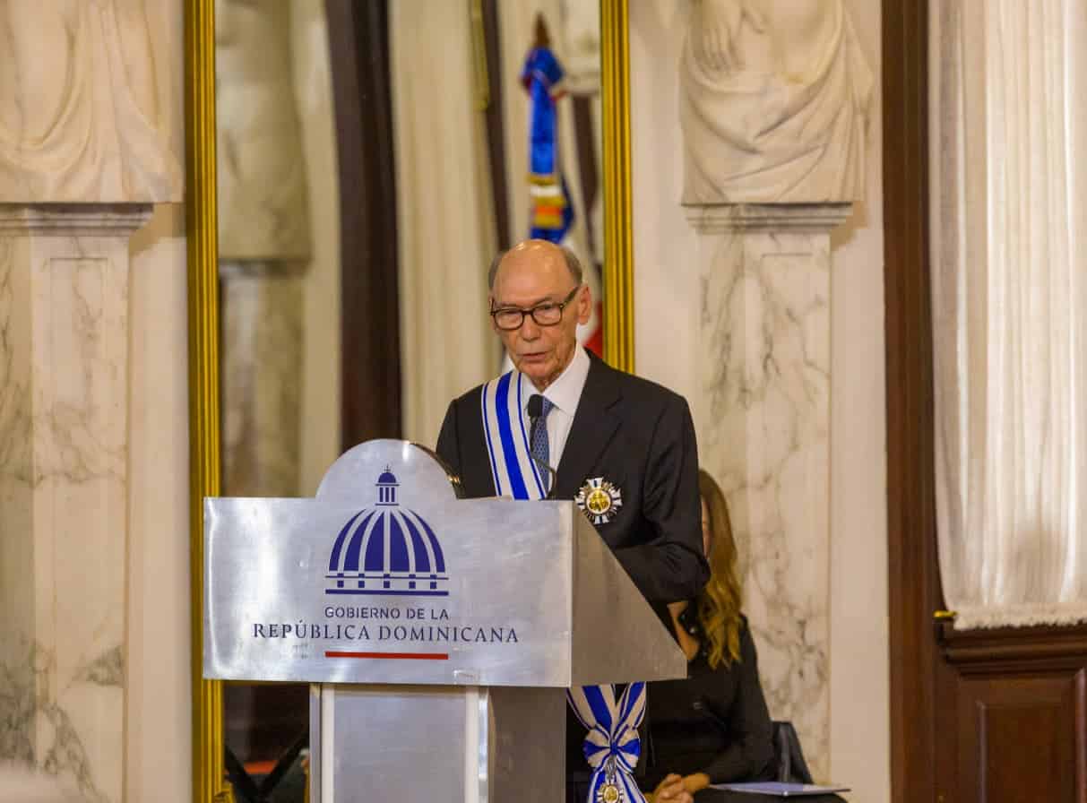 Frank Moya Pons, agradece al presidente la condecoración de la Orden al Mérito de Duarte, Sánchez y Mella.