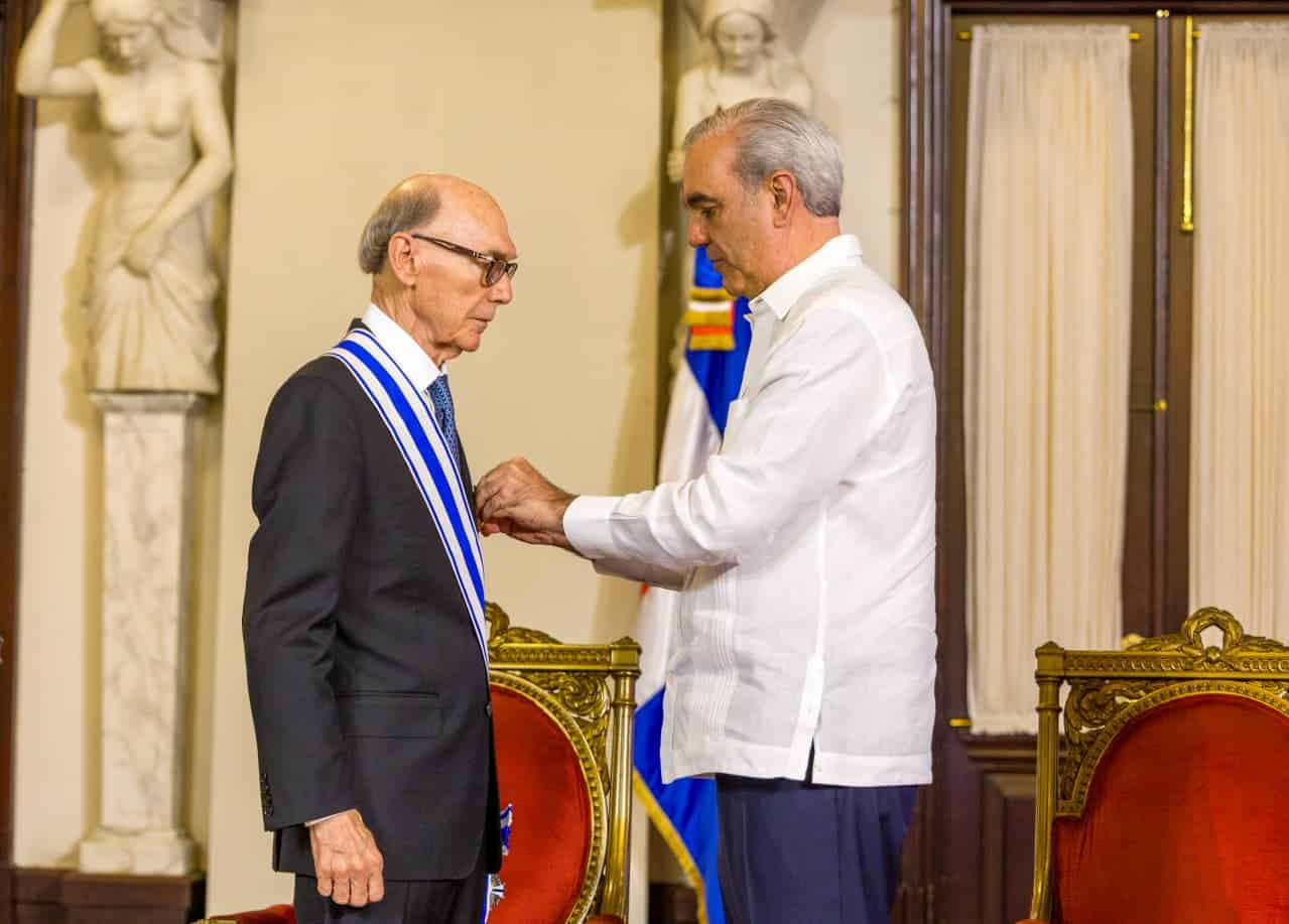 Momento en que Frank Moya Pons es condecorado.