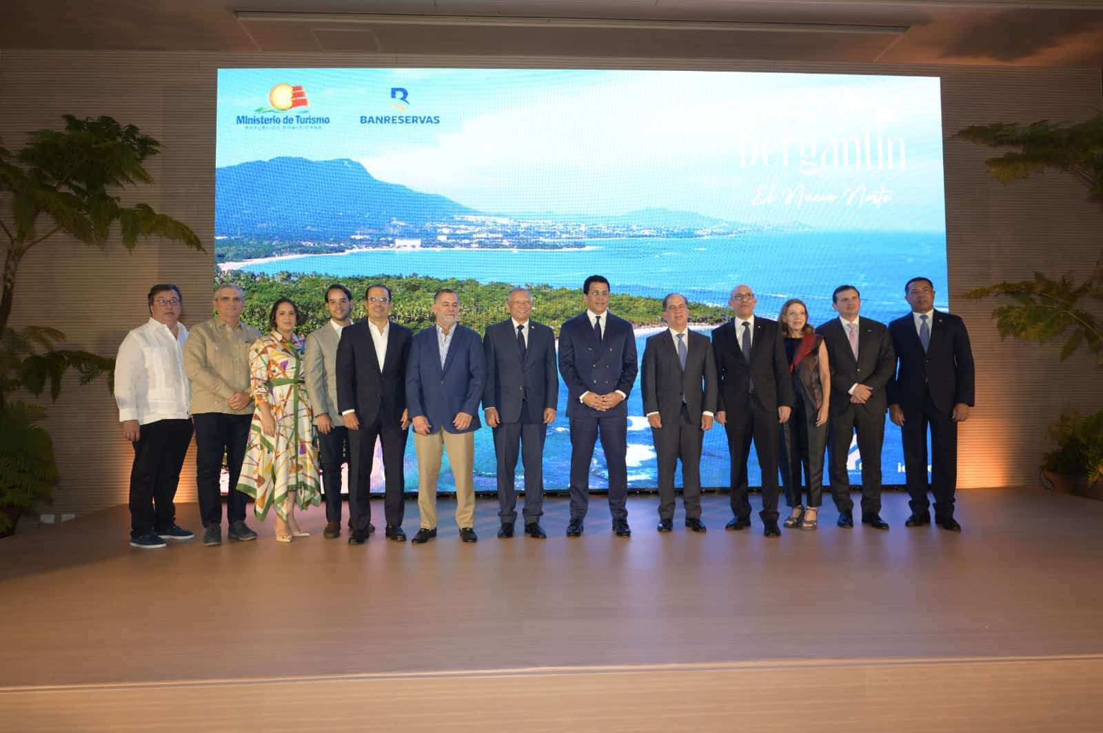 Autoridades y desarrolladores durante el lanzamiento de Villas Hacienda Serena y Apartamentos Velanto en Santiago.
