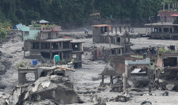 Entre lodo y destrucci&oacute;n, sobrevivientes retornan a sus pueblos en Nepal