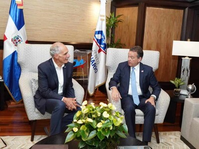 Canciller Ito Bisonó recibe en el AILA al presidente de Honduras
