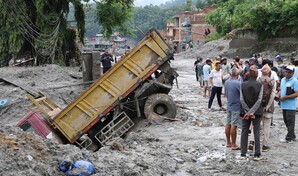 Riada en Nepal: Casi 700 muertos y labores de rescate contra el reloj