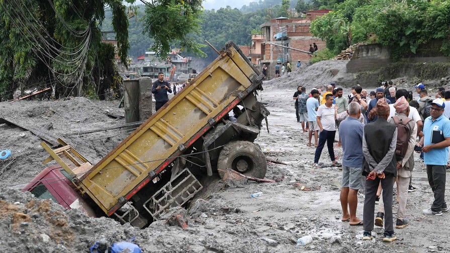 Riada en Nepal: Casi 700 muertos y labores de rescate contra el reloj