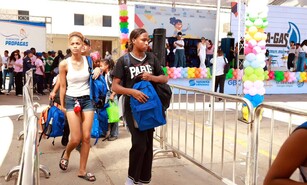 Meses recogiendo botellas: el esfuerzo de familias detr&aacute;s de Pl&aacute;sticos por &uacute;tiles escolares