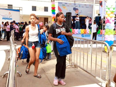 Meses recogiendo botellas: "Plásticos por útiles escolares"