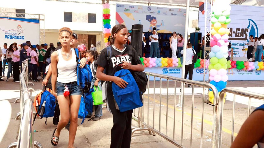 Meses recogiendo botellas: el esfuerzo de familias detrás de Plásticos por útiles escolares Meses recogiendo botellas: el esfuerzo de familias detrás de Plásticos por útiles escolares