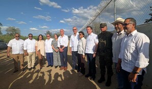 Abinader exhibe frontera militarizada ante presidente de Honduras