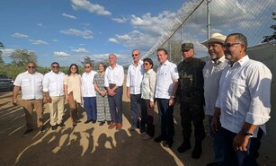 Abinader exhibe frontera militarizada ante presidente de Honduras