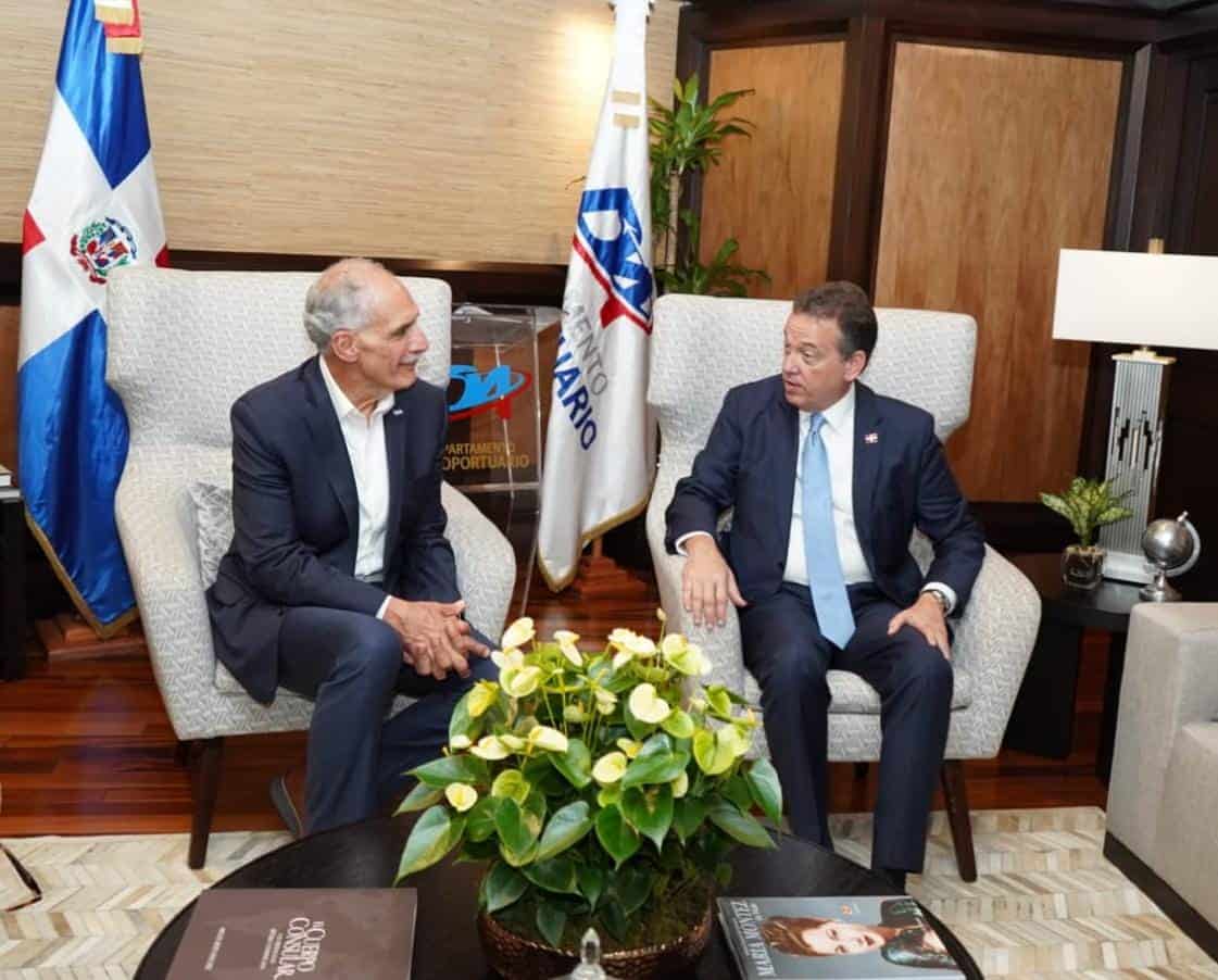 El presidente de Honduras, Nasry Asfura Zablah, conversa con el Ministro de Relaciones Exteriores Víctor -Ito- Bisonó