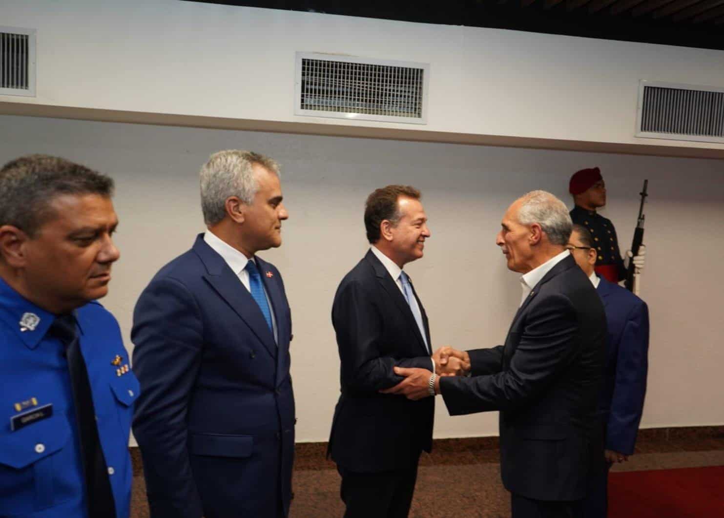 El presidente de Honduras, Nasry Asfura Zablah, en su momento de llegada al país saluda al Ministro de Relaciones Exteriores Víctor -Ito- Bisonó