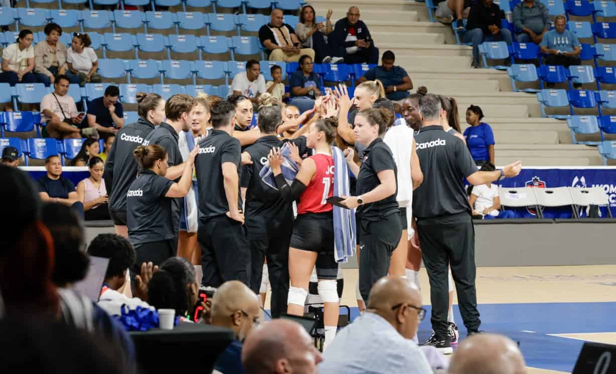 Parte de la selección canadiense durante el partido donde se impusieron a las dominicanas 3 sets por 1