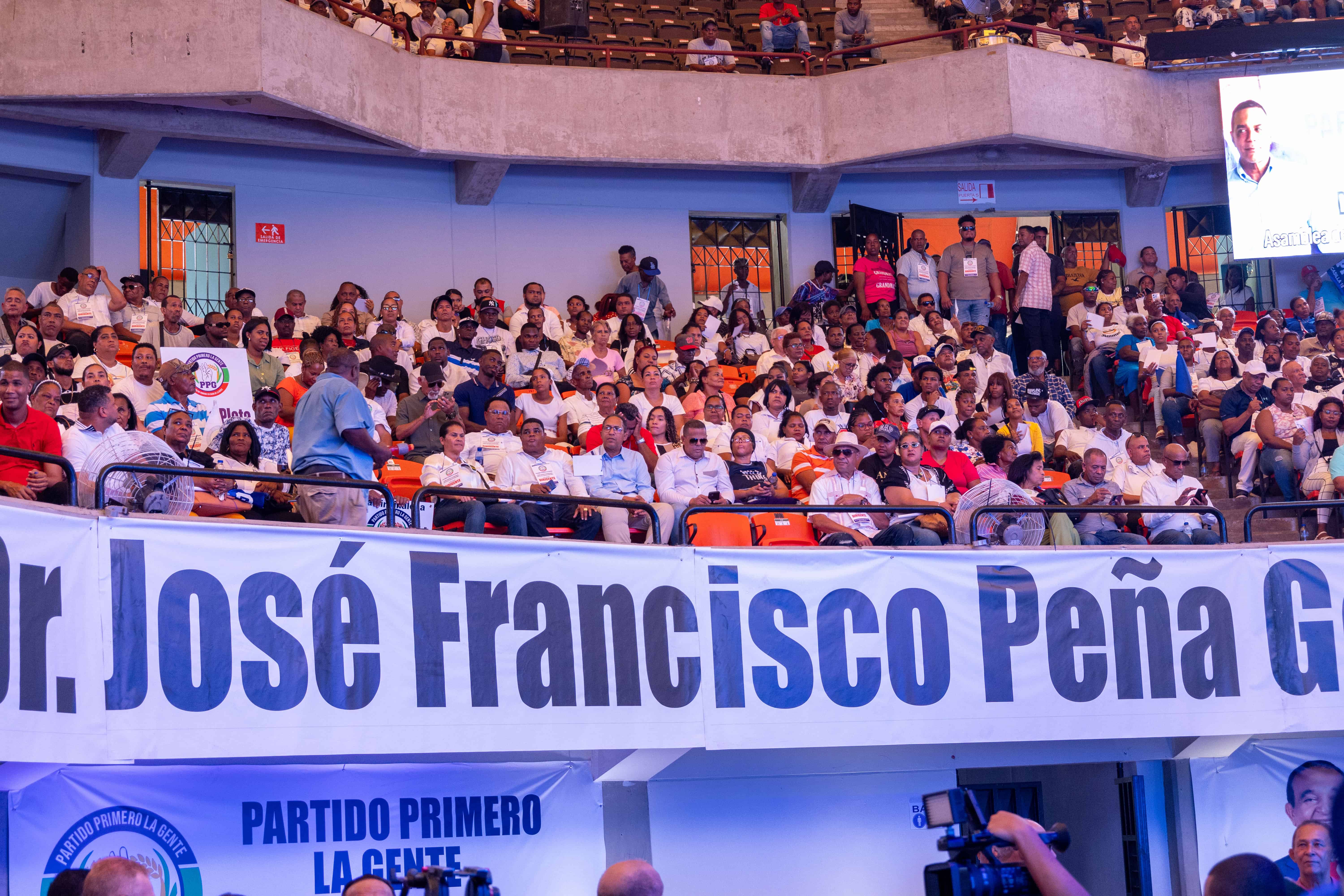 El Coliseo casi se llen&oacute; con dirigentes e invitados .