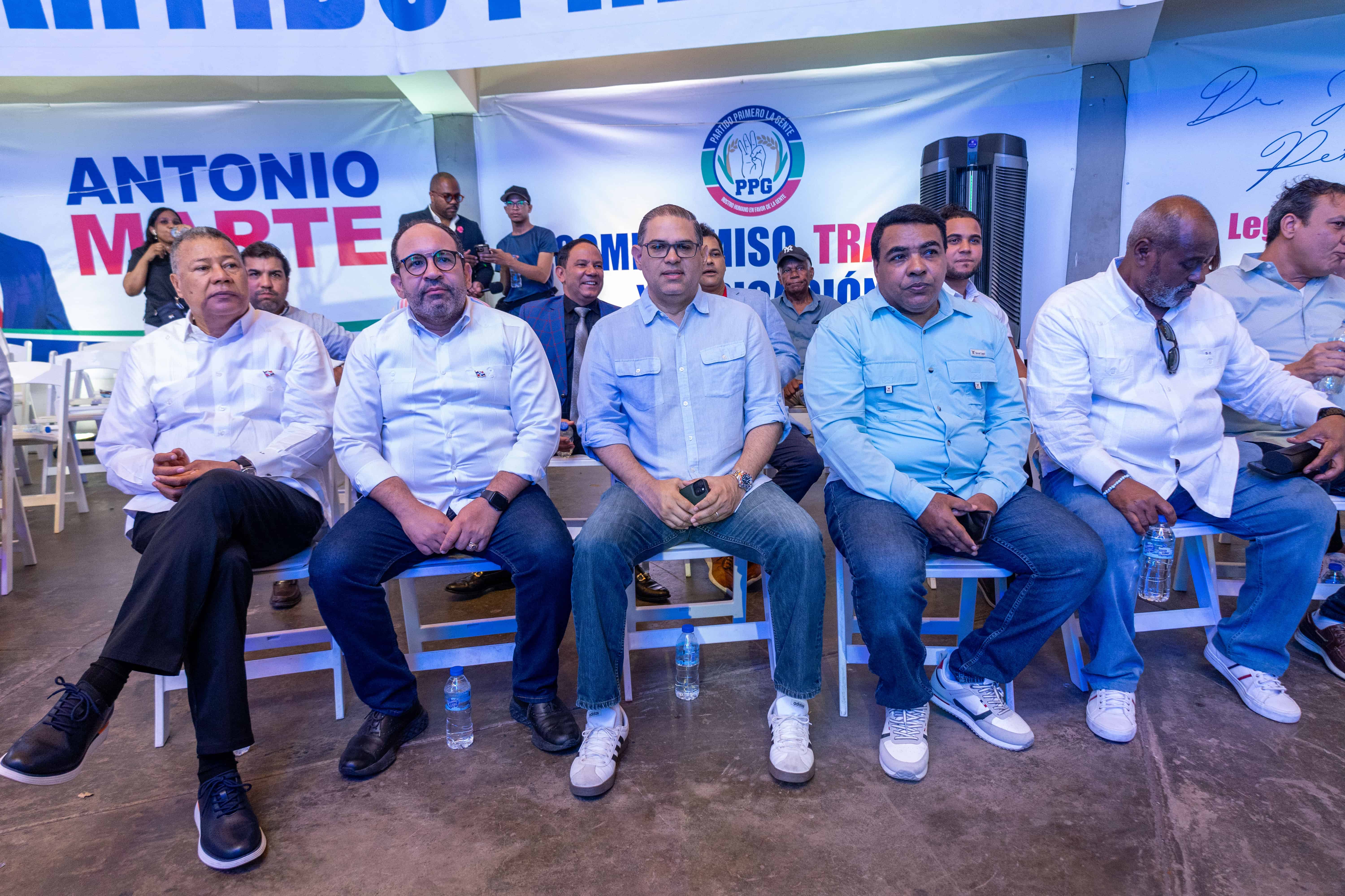 Dirigentes choferiles asistentes al acto.