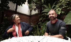 Ángeles Cruz explora la fragilidad humana y los estigmas de la maternidad en Sobre las olas