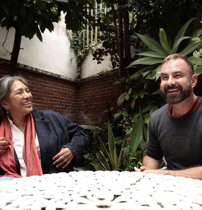 &Aacute;ngeles Cruz explora la fragilidad humana y los estigmas de la maternidad en Sobre las olas