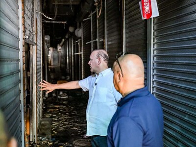 Alcalde de Santiago revisa daños del incendio en Mercado Modelo