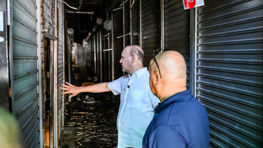 Alcalde de Santiago inspecciona daños provocado por incendio en el Mercado Modelo