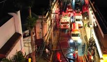 Incendio consume 17 m&oacute;dulos del Mercado Modelo de Santiago durante la madrugada