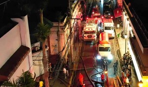 Incendio consume 17 m&oacute;dulos del Mercado Modelo de Santiago durante la madrugada