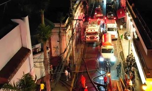 Incendio consume 17 m&oacute;dulos del Mercado Modelo de Santiago durante la madrugada