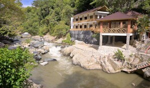 Medio Ambiente interviene complejo ilegal en la ribera del Yaque del Norte en Jarabacoa