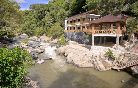 Medio Ambiente interviene complejo ilegal en la ribera del Yaque del Norte en Jarabacoa