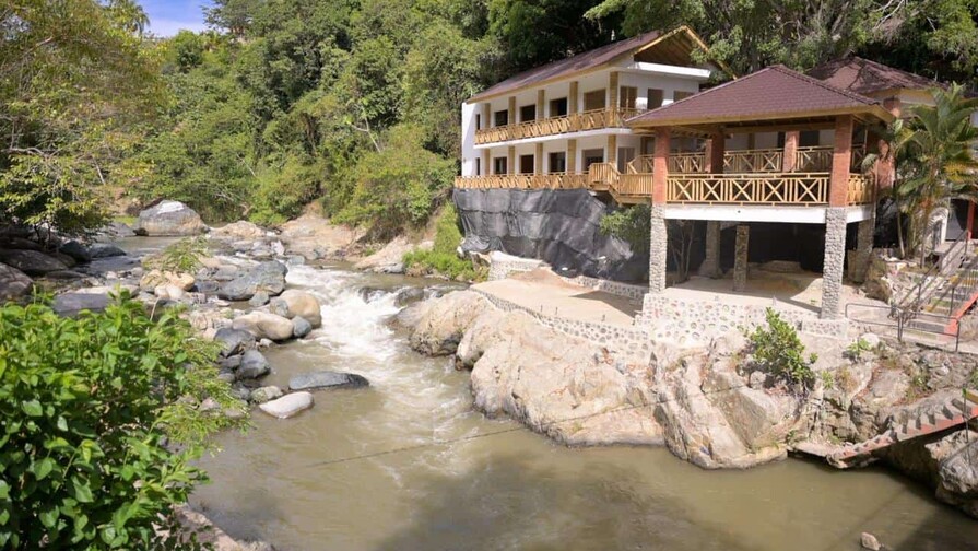 Medio Ambiente interviene complejo ilegal en la ribera del Yaque del Norte en Jarabacoa Medio Ambiente interviene complejo ilegal en la ribera del Yaque del Norte en Jarabacoa