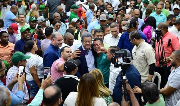 Leonel Fern&aacute;ndez destaca crecimiento de la FP durante asambleas en La Vega y Bonao