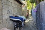 Por el calor, Nayely se recupera del ataque de su expareja a la intemperie y en un callejón