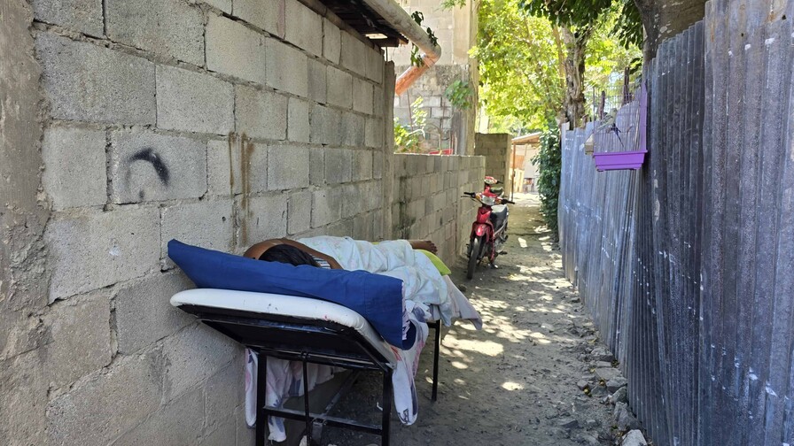 Por el calor, Nayely se recupera del ataque de su expareja a la intemperie y en un callejón