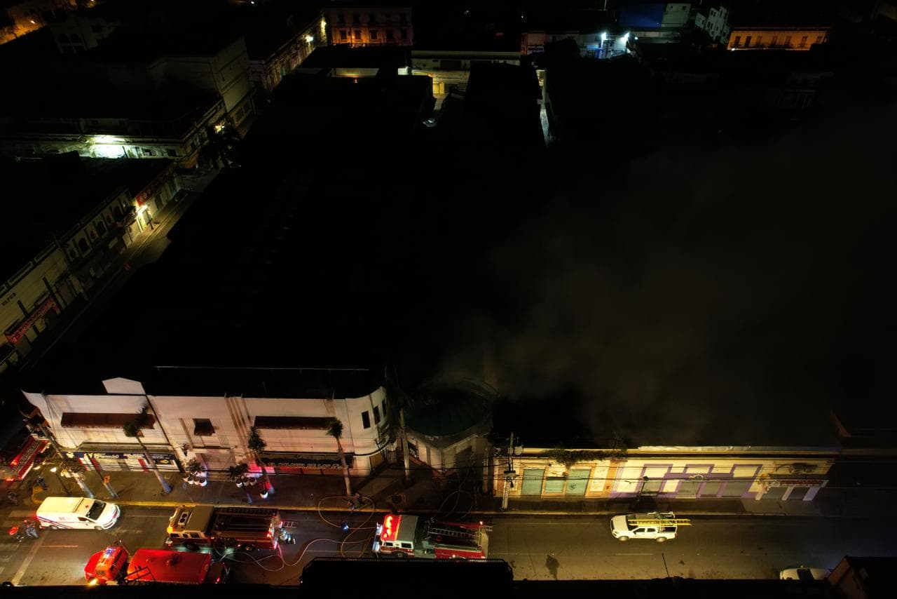 Vista del incendio en el Mercado Modelo de Santiago.