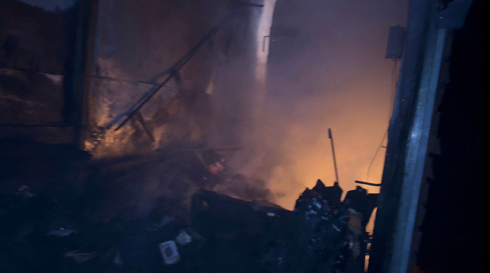 Vista del incendio en el Mercado Modelo de Santiago.