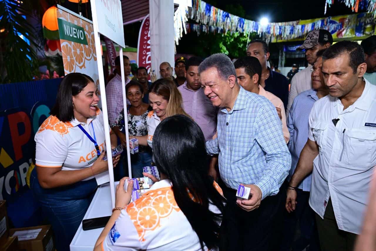 El expresidente Leonel Fernández comparte con asistentes a la trigésima edición de Expo Mayorista 2026.