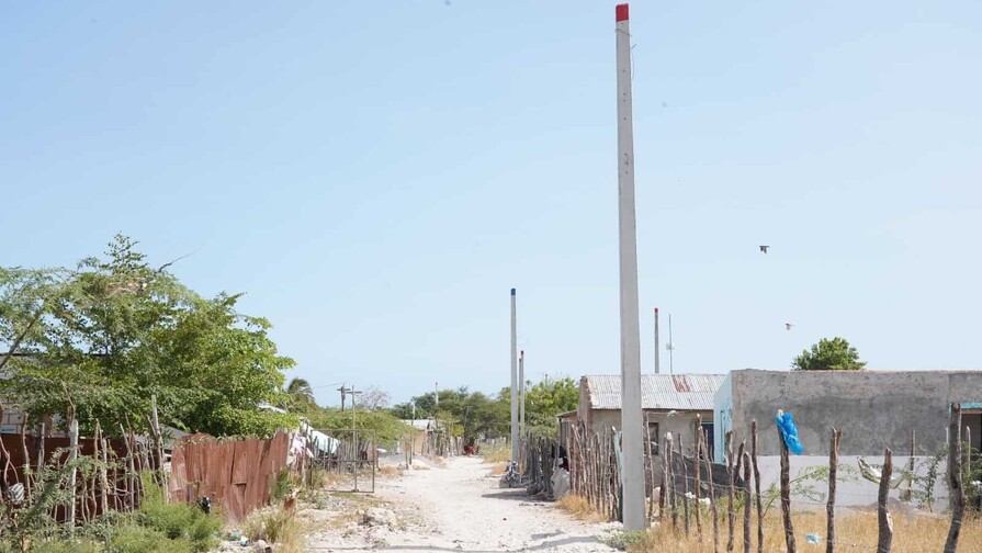 Edesur fortalece infraestructura eléctrica en Pedernales con construcción de redes Edesur fortalece infraestructura eléctrica en Pedernales con construcción de redes