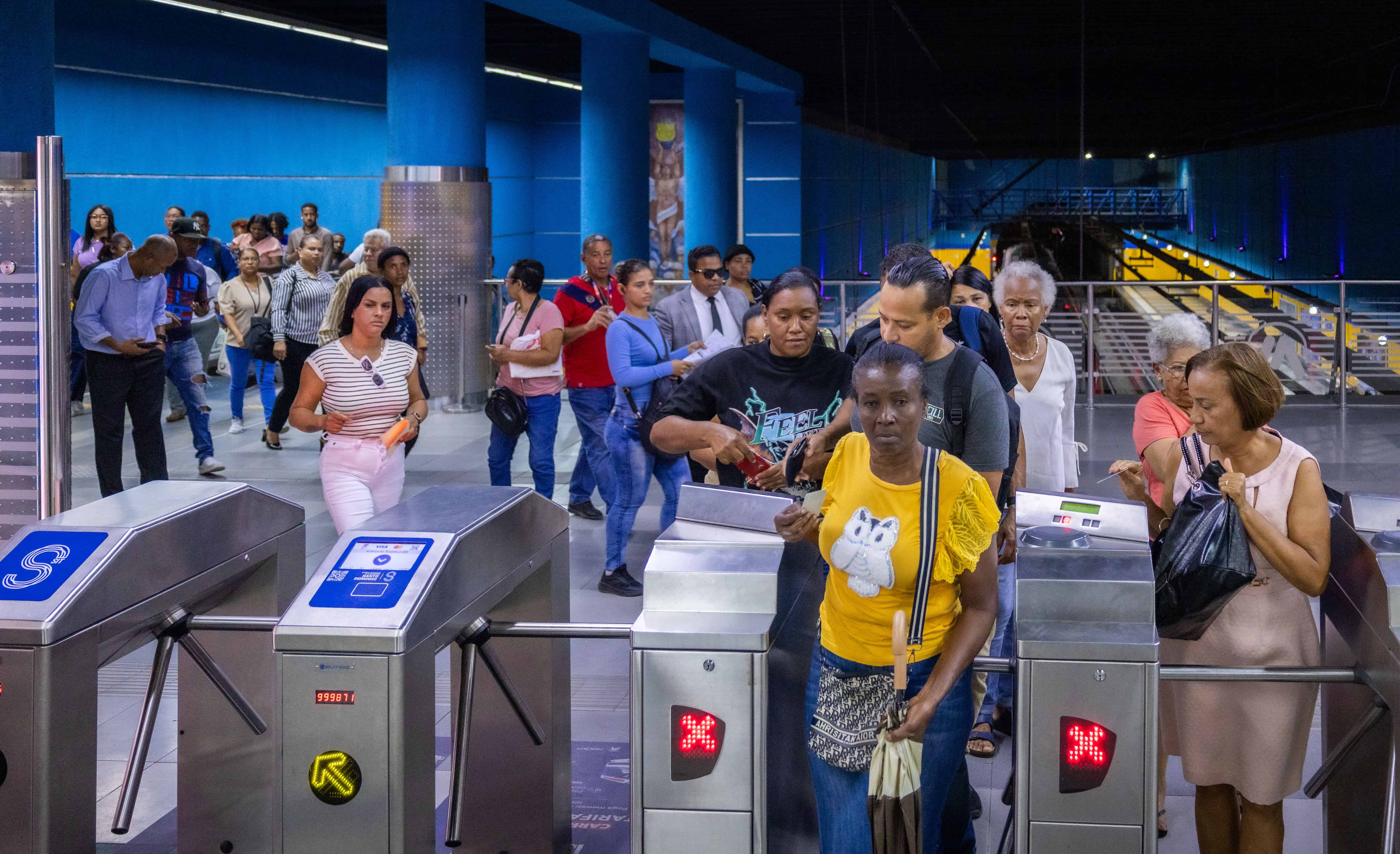 Usuarios en el Metro de Santo Domingo.