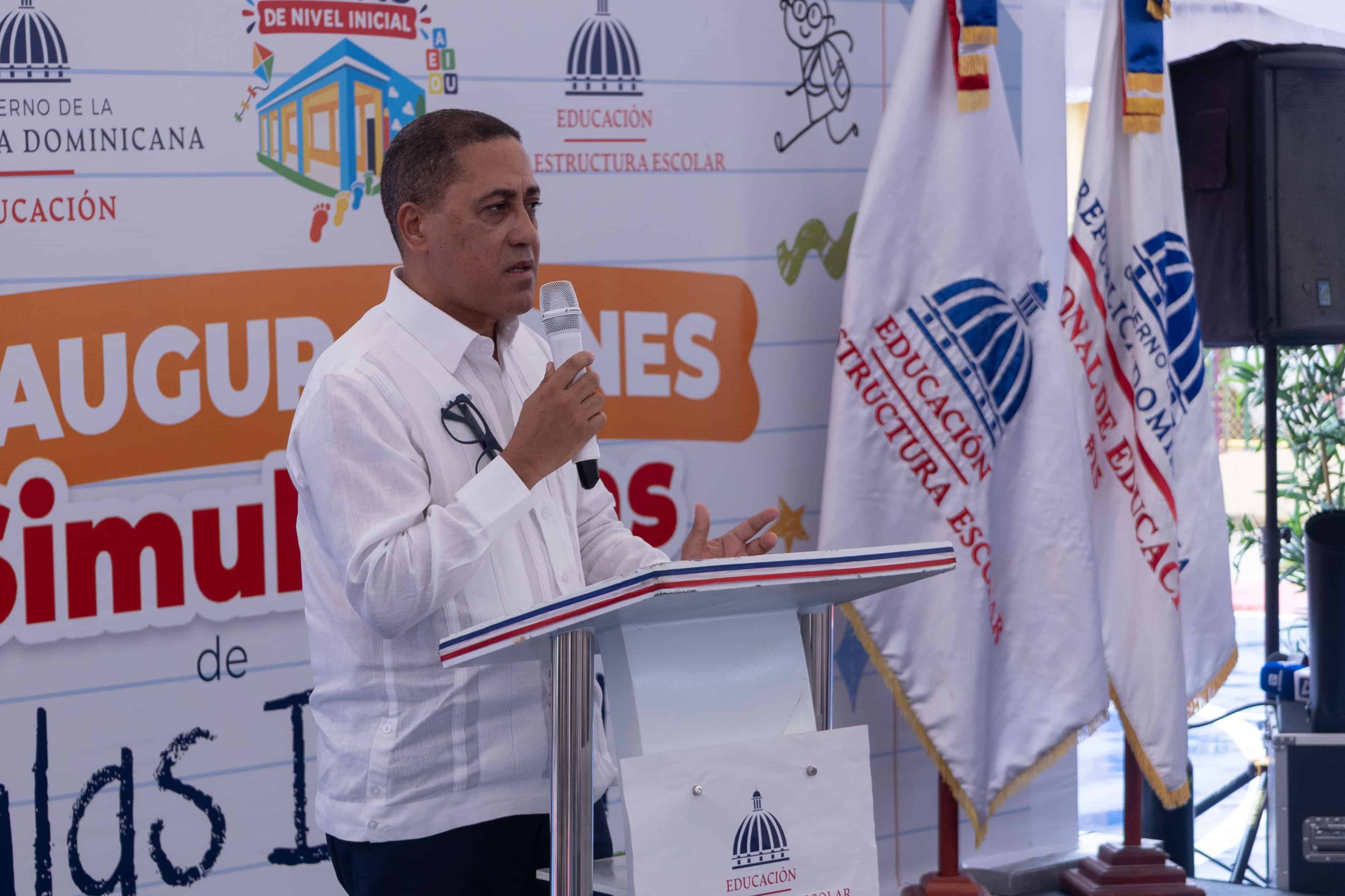 El director de Infraestructura Escolar del Minerd, Roberto Herrera, durante su intervención en el acto de inauguración.