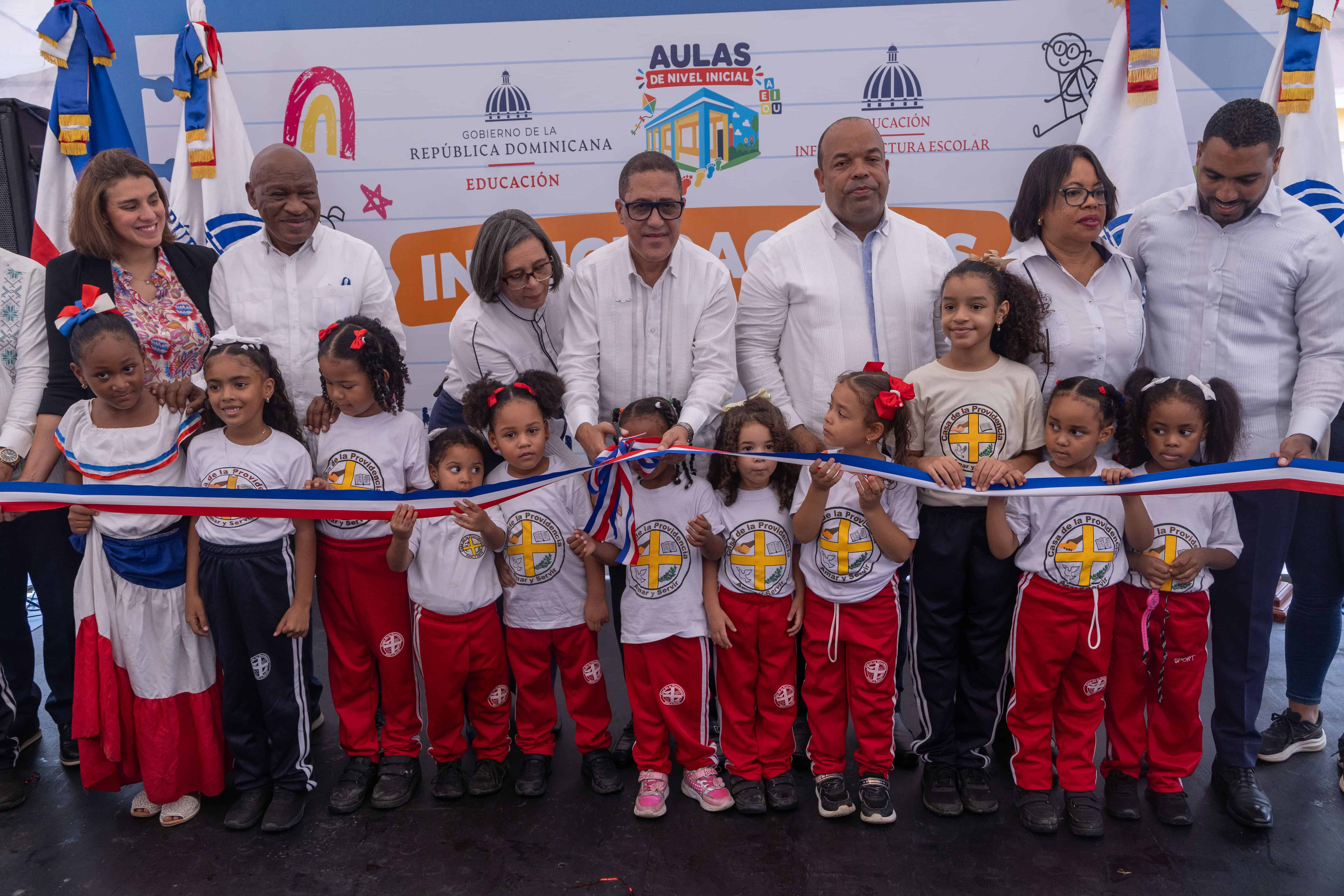 El director de Infraestructura Escolar del Minerd, Roberto Herrera, realiza el corte de cinta durante la inauguración de las nuevas aulas.