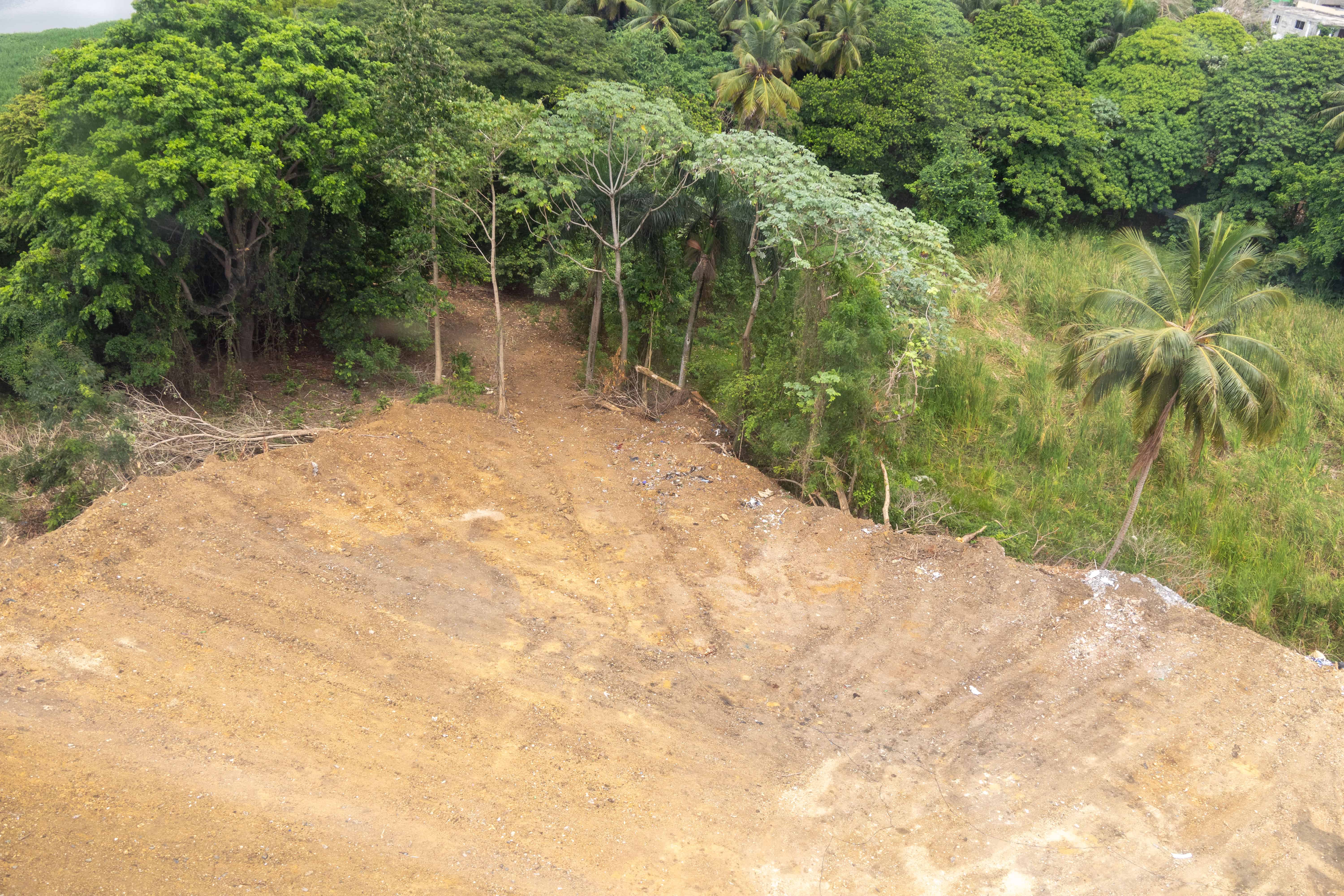 Se depositan camiones de materiales y tierra en el lugar para crear una pataforma.