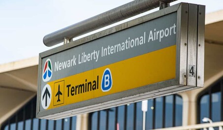Trece heridos, tres graves, tras chocar un autob&uacute;s contra un muro en aeropuerto de Newark