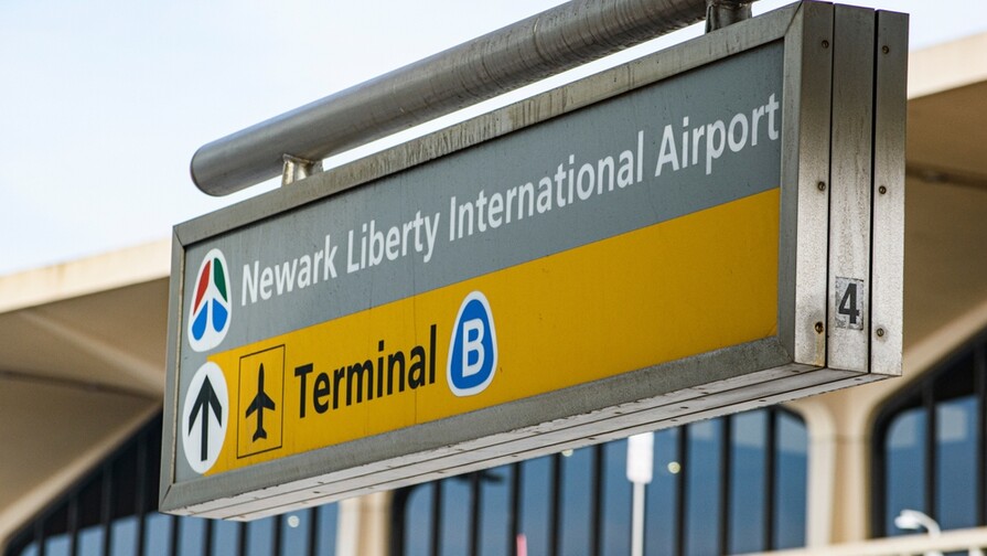 Trece heridos, tres graves, tras chocar un autob&uacute;s contra un muro en aeropuerto de Newark