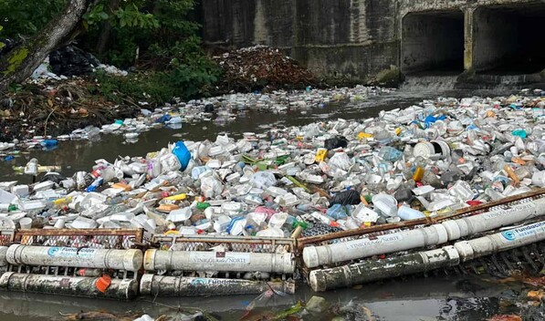 Pl&aacute;sticos copan las biobardas del malec&oacute;n de Puerto Plata tras ser limpiadas