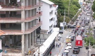 Casi el 60 % de las obras que se construyen en la regi&oacute;n metropolitana est&aacute;n paralizadas