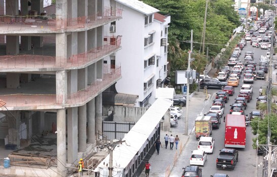 Casi el 60 % de las obras que se construyen en la regi&oacute;n metropolitana est&aacute;n paralizadas