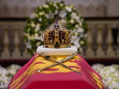 Féretro de Harald V llega al Palacio, que abrirá al público el martes