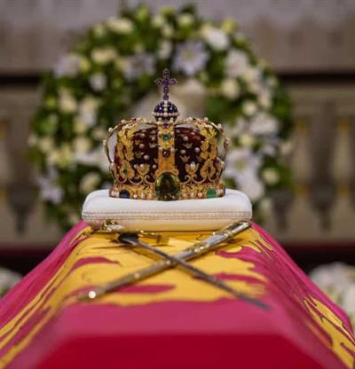 El f&eacute;retro de Harald V llega a la capilla del Palacio, que el martes se abrir&aacute; al p&uacute;blico
