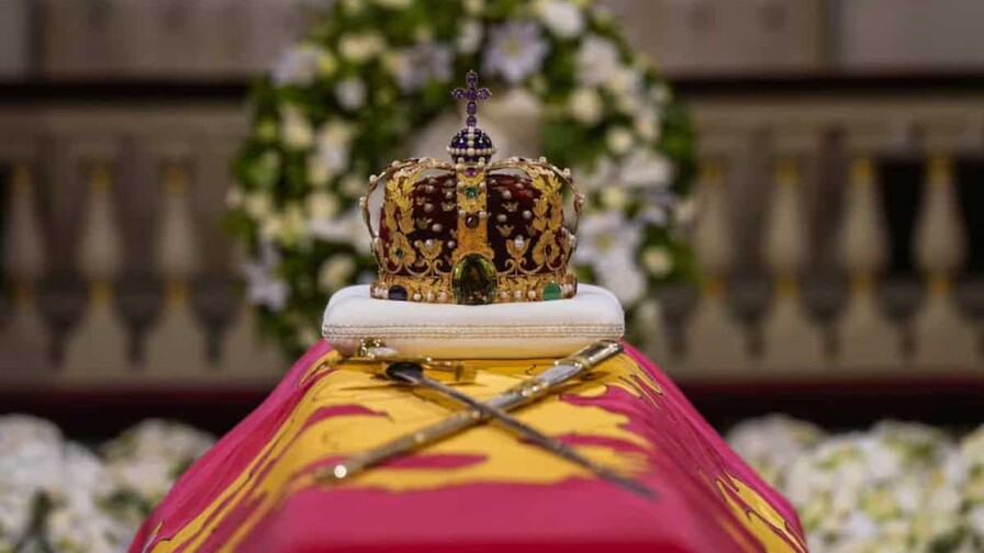 El féretro de Harald V llega a la capilla del Palacio, que el martes se abrirá al público El féretro de Harald V llega a la capilla del Palacio, que el martes se abrirá al público