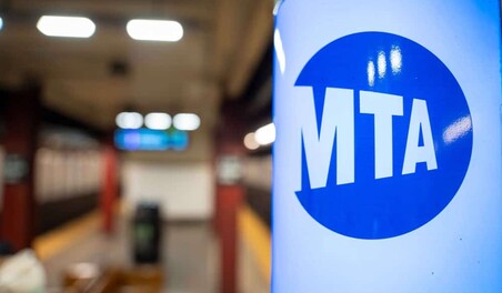 Metro de Nueva York interrumpe servicio tras descubrir grietas bajo las v&iacute;as