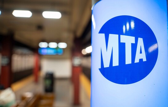 Metro de Nueva York interrumpe servicio tras descubrir grietas bajo las v&iacute;as