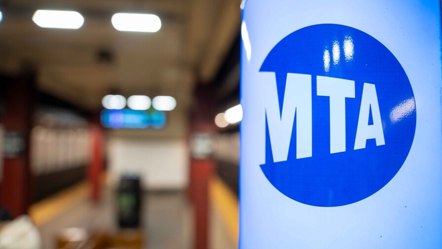 Metro de Nueva York interrumpe servicio tras descubrir grietas bajo las v&iacute;as